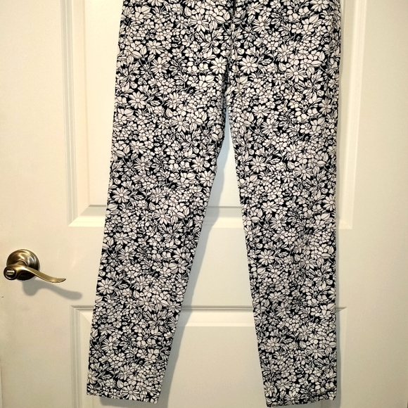 Talbot's Women's Floral Bouquet Pants with Black Outlines around Flowers Sz 4 - Picture 10 of 10